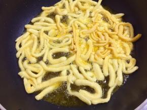 倒入面条炸至酥脆后捞出控油