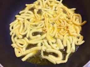 倒入面条炸至酥脆后捞出控油