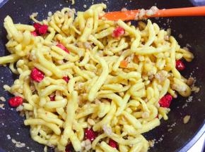 并加入麦片、黑白芝麻和草莓干搅拌混合均匀