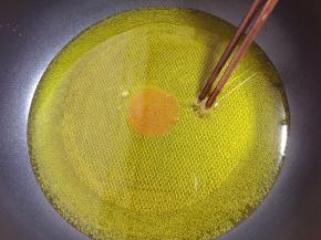 起锅倒入适量食用油烧至筷子放下有密集泡泡