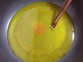 起锅倒入适量食用油烧至筷子放下有密集泡泡