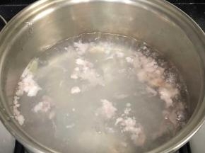 煮一锅开水，放入姜片，肉沫