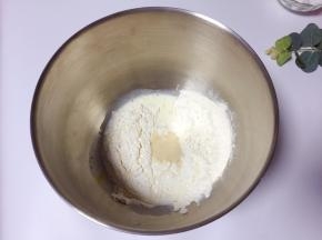 
首先把鸡蛋，牛奶，酵母、面粉倒入面桶中