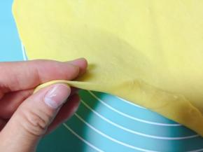 再擀成约2mm的面片