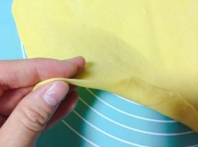 再擀成约2mm的面片