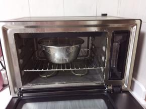 揉好的面团盖上保鲜膜进行发酵