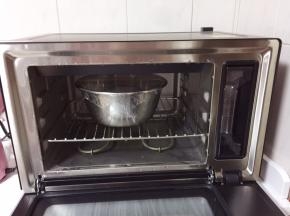 揉好的面团盖上保鲜膜进行发酵