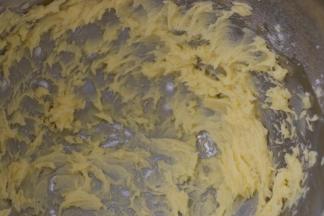 黄油提前从冰箱中取出，室温软化至用手指可以轻松压出手印。软化的黄油用电动打蛋器低速打散，加入糖粉打发至黄油变白、体积膨大。
分两次加入鸡蛋液，打发至黄油与鸡蛋液完全吸收。