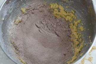 筛入低筋面粉、玉米淀粉、可可粉的混合物。