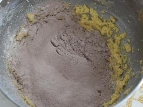 筛入低筋面粉、玉米淀粉、可可粉的混合物。