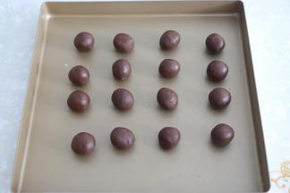 取出冷藏好的面团，将面团分成大小均匀的小面团，每个大约12g，揉圆。