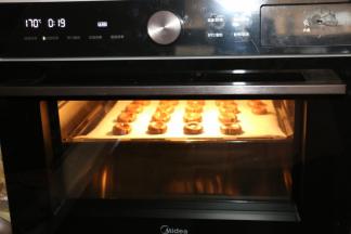 烤箱提前预热，170度20分钟。饼干烤好后取出晾凉。