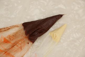 白巧克力黑巧克力隔热水融化。