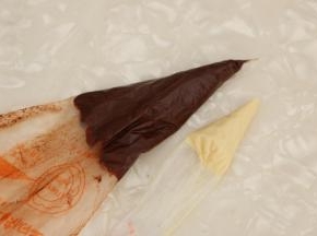 白巧克力黑巧克力隔热水融化。