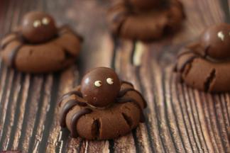 用巧克力装饰蜘蛛的腿和眼睛。