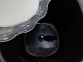 面包桶中加入牛奶