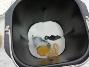 把鸡蛋、盐、白糖放入