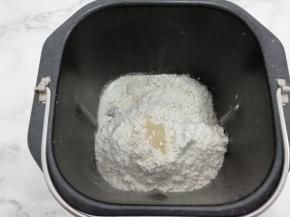 面粉中间挖个小洞放入酵母