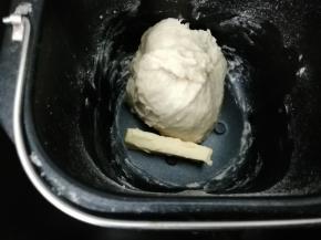 再加入黄油继续揉15分钟