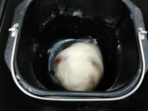 最后在把浸泡好的蔓越莓干放入面包桶中揉均匀即可，放入面包桶中，直接第一次发酵