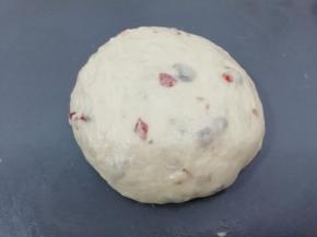 发酵好的面团取出来排气，然后滚圆盖上保鲜膜饧30分钟