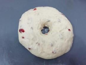 饧好的面团中间掏个洞