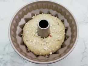 然后放入模具中，面团上面再洒少许的燕麦片