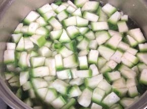 加入鸡丝，丝瓜，调好味，下葱花起锅即可