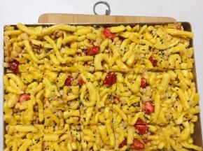 倒入模具中压平定型，凉透后切块即可食用
完成，美美的吃起来，真的超好吃～～