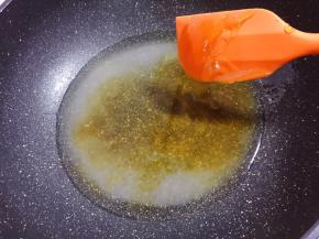 另起锅，加入白糖、麦芽糖、少许水煮开，一边煮一边搅拌，直至铲子拿起时糖浆显拉丝状即可