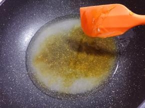 另起锅，加入白糖、麦芽糖、少许水煮开，一边煮一边搅拌，直至铲子拿起时糖浆显拉丝状即可