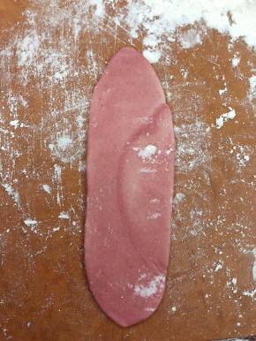 用同样的手法擀成牛舌状，如图。