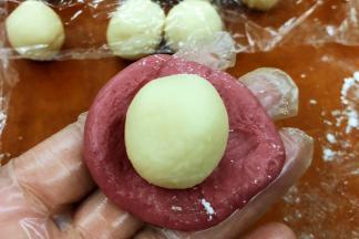 将油酥包裹在水油皮内