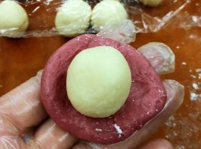 将油酥包裹在水油皮内