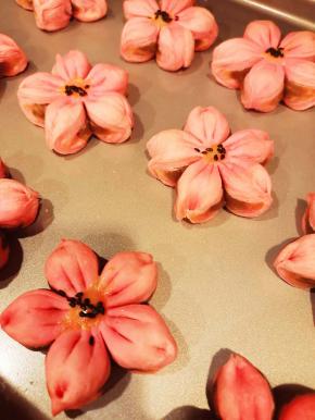 中间刷上蛋液，放一点点黑芝麻。烤箱预热170度，烤20分钟，留意上色情况。