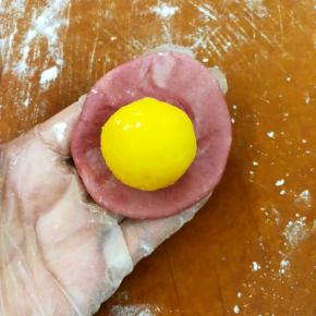 包入喜欢的馅料，馅料20克一个。