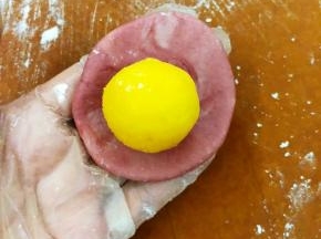 包入喜欢的馅料，馅料20克一个。
