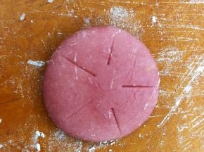 压扁，用到轻轻分成五等份。
