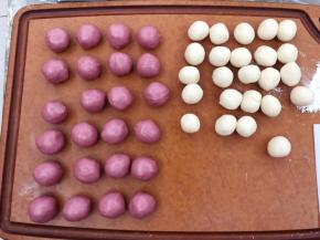 将水油皮分为15克一个，油酥10克。这个配方可做24个。