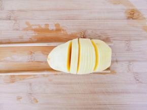 切成均匀的薄片。