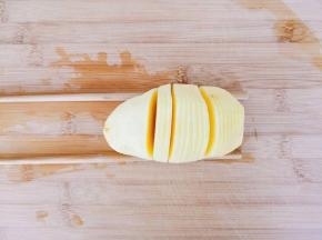 切成均匀的薄片。