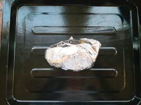 烤箱230℃提前预热，把切好的土豆包裹锡纸，上下230℃烤20分钟。