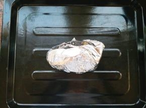 烤箱230℃提前预热，把切好的土豆包裹锡纸，上下230℃烤20分钟。