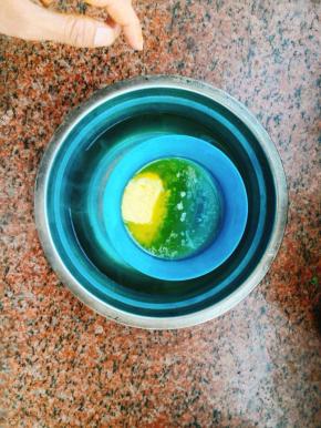 黄油隔热水融化。