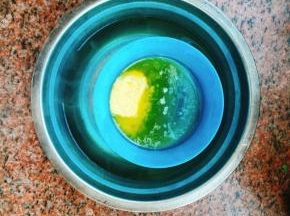 黄油隔热水融化。