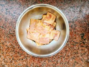 把烤肉腌料，少许盐，融化的有盐黄油，倒在培根上，拌匀腌制20分钟。烤肉腌料和黄油各预留一些，后面还有用。