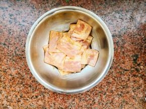 把烤肉腌料，少许盐，融化的有盐黄油，倒在培根上，拌匀腌制20分钟。烤肉腌料和黄油各预留一些，后面还有用。