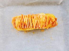 把腌制好的培根放进每片土豆的中间。烤箱230℃预热，土豆撒上预留的烤肉腌料，少许盐，白芝麻。上下火230℃烤9分钟。