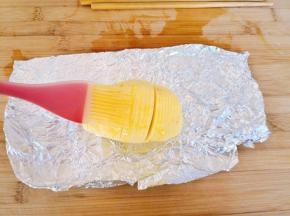 留的融化黄油抹在烤过的土豆上。