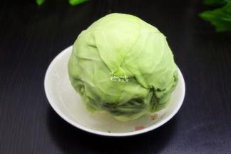 准备一个新鲜包菜，